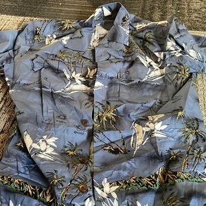 Mens Hawaiian button up shirt. Size L.